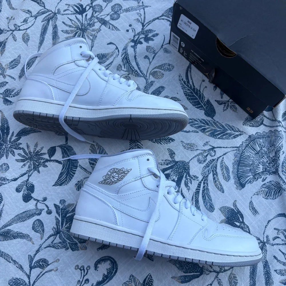 Jordan 1 Mid White Wolf Grey (2016) - Size 9 (554724-112 ) - Picture 3 of 8